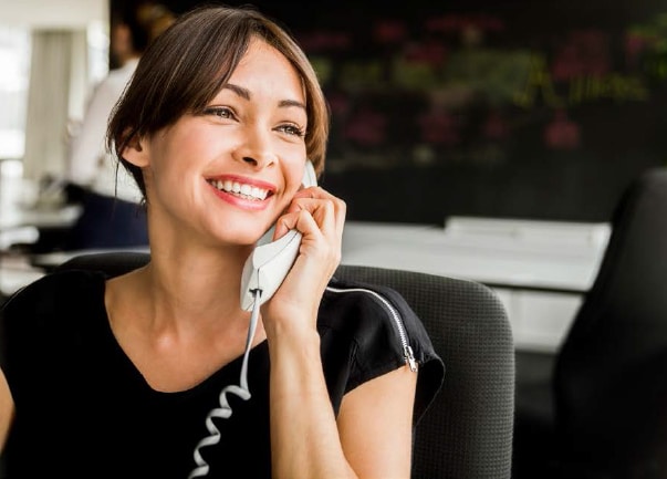 עסקים בקורונה - נציגת שירות עונה לטלפון