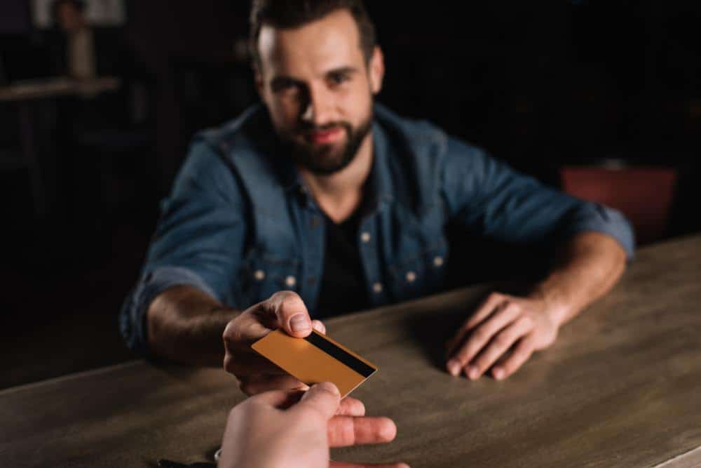 מענה אנושי תומך מכירות